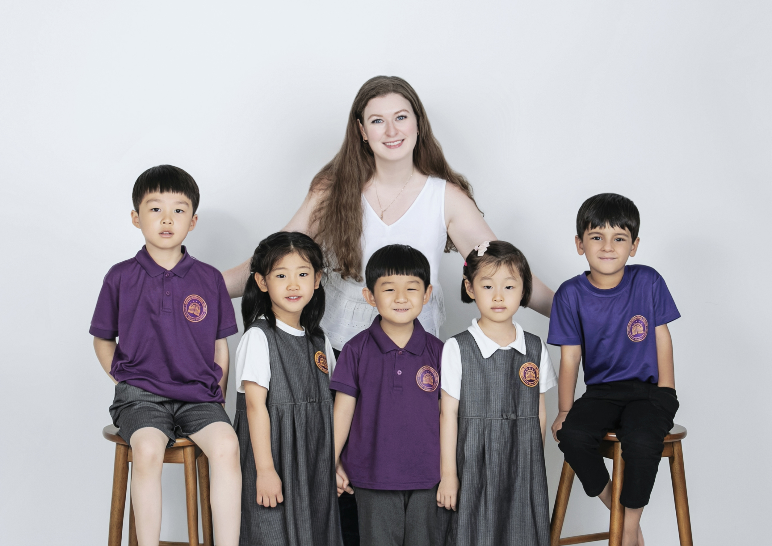 선생님과 함께 학습 활동에 참여하는 아이들