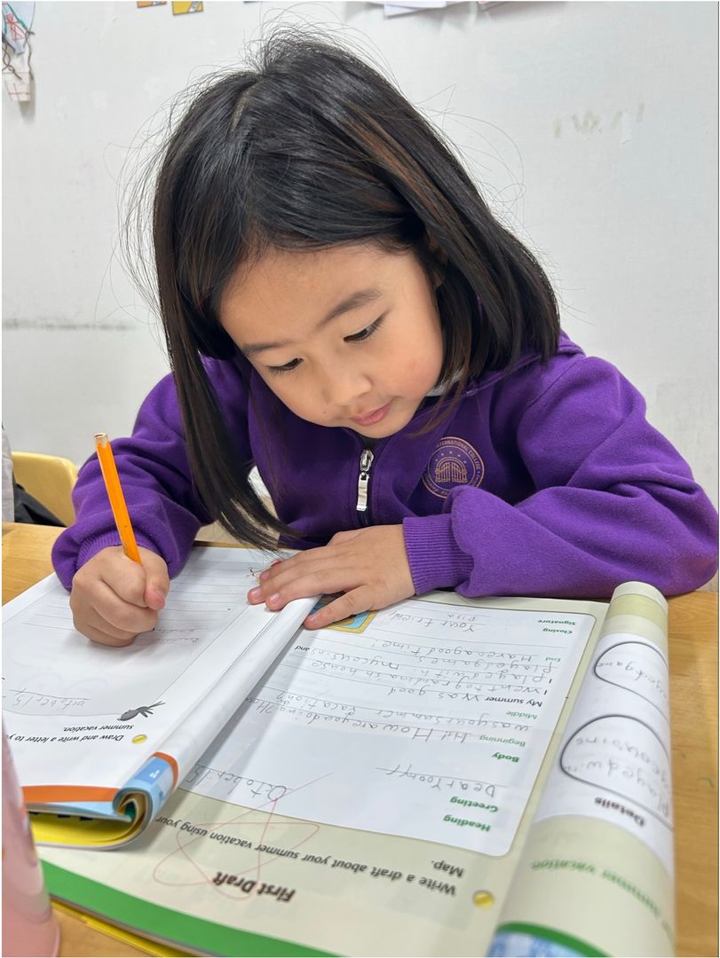 교실에서 쓰기 활동에 집중하는 아이