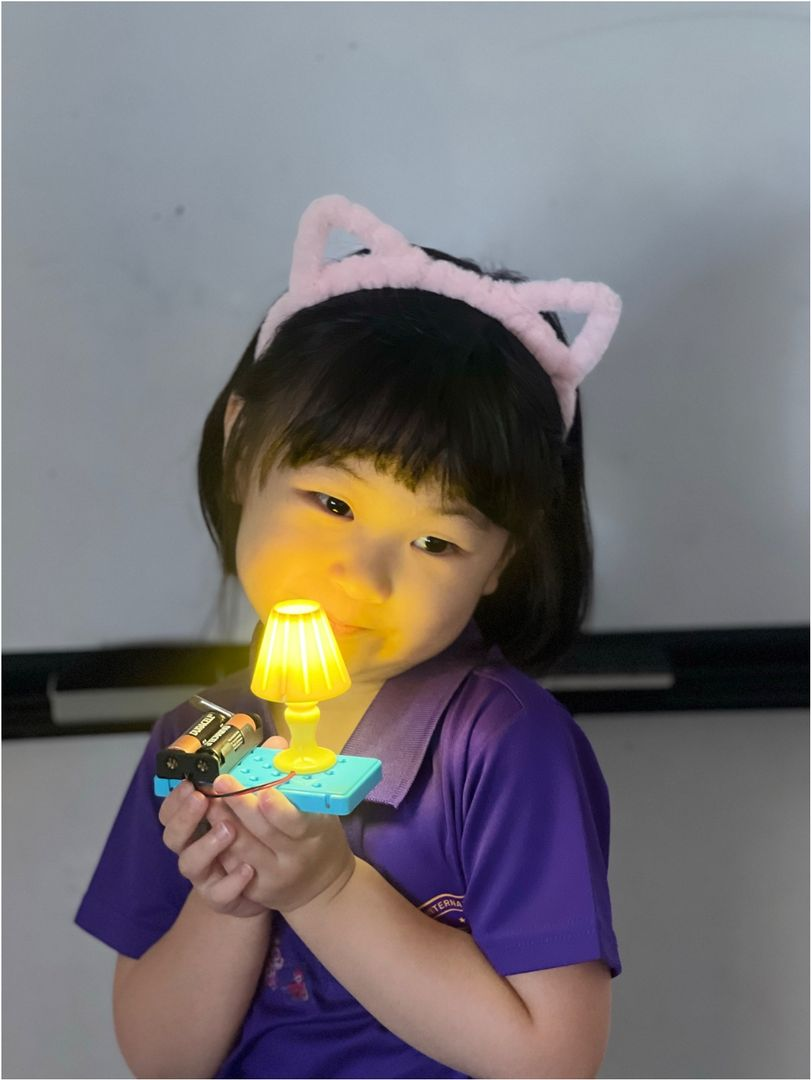 교사와 함께 식물을 관찰하는 아이들